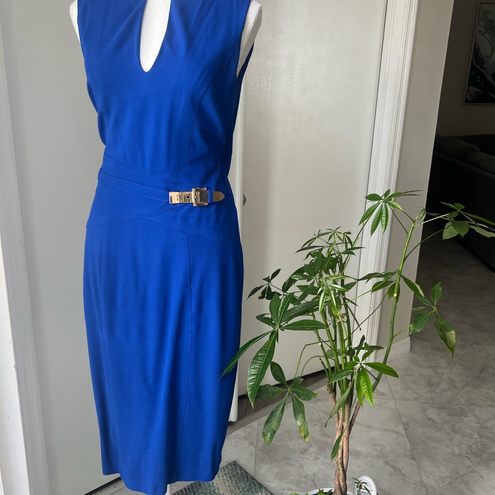 Cache Royal Blue Sleeveless, Structured V-Neck, Midi Dress w/Gold Buckle-Size 6 - Picture 2 of 6